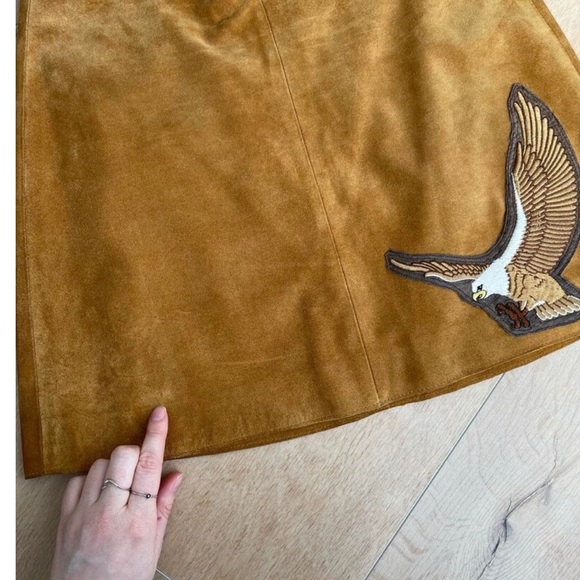 Upcycled tan suede mini skirt with eagle embroidery - Picture 8 of 10